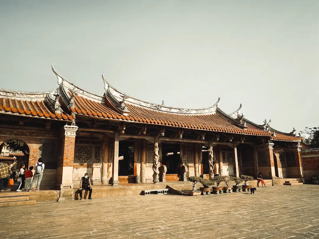感应灯具与无线控制方案对比：高端住宅照明如何选择智能控制方式